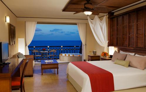 Dreams Riviera Cancun Resort & Spa-Preferred-Club-Ocean-Front-Honeymoon-Suite-2_4413
